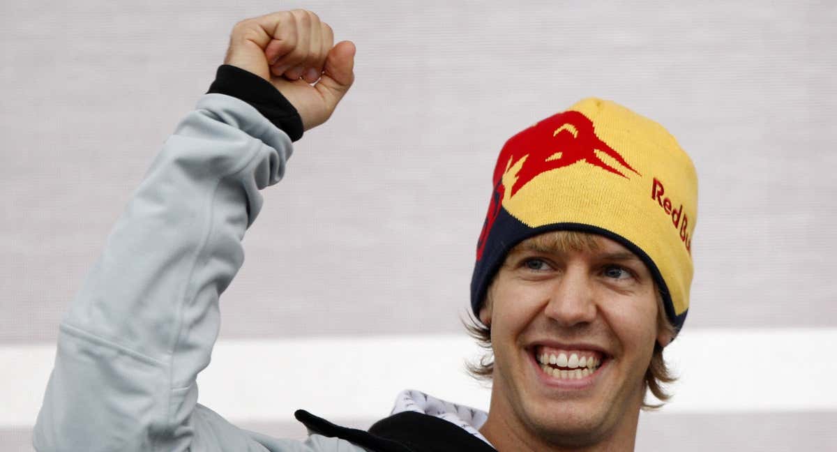 Un joven Sebastian Vettel saluda a los fans. /AP