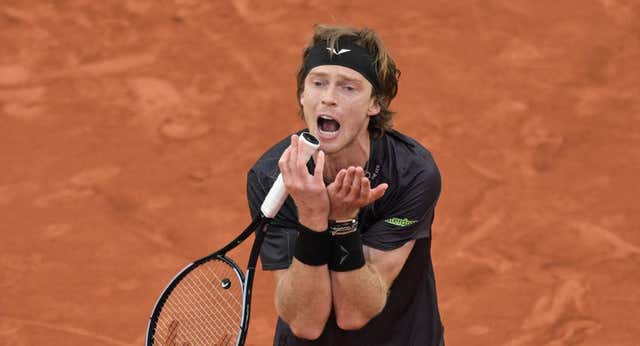 Raquetazos, berridos y patadas, la última pataleta en la eliminación de Andrey Rublev en Roland Garros
