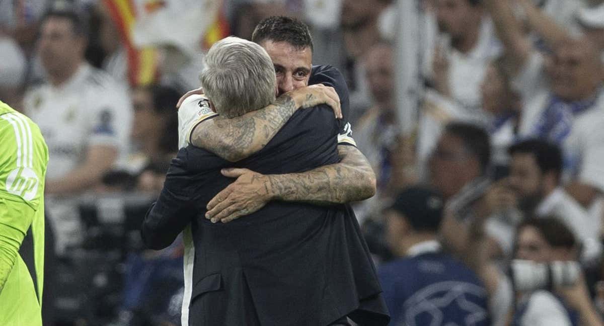 Joselu se abraza a Ancelotti. /IGNACIO GIL