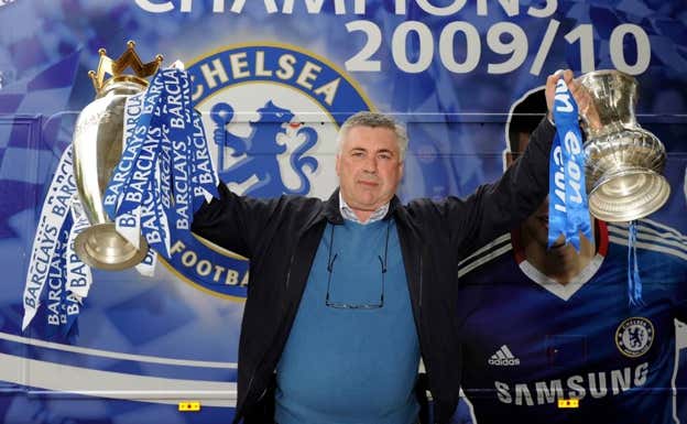Ancelotti levantando la Premier y la FA Cup. Chelsea FC