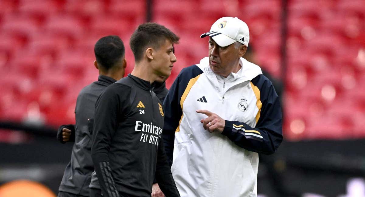 Arda Guler charla con Ancelotti en Wembley./REUTERS