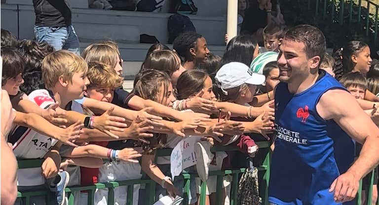 Antoine Dupont durante el 'choca manos' del equipo francés.