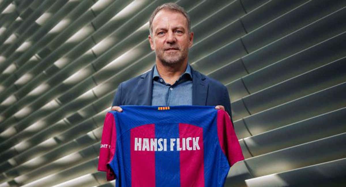 Hansi Flick, posando con la camiseta del FC Barcelona.