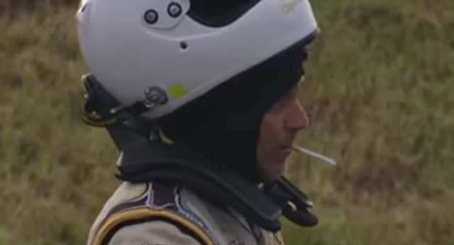 Un piloto incendia su coche, sale tranquilamente… y se fuma un cigarro