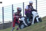 Pedro Acosta protagoniza la imagen del día y la cuenta... a su manera: «Cuando me he subido a la moto no había narices a subirla y me he puesto a empujar»