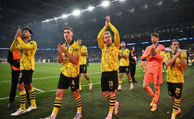 Los jugadores del Dortmund aplauden a sus aficionados tras la derrota.  REUTERS