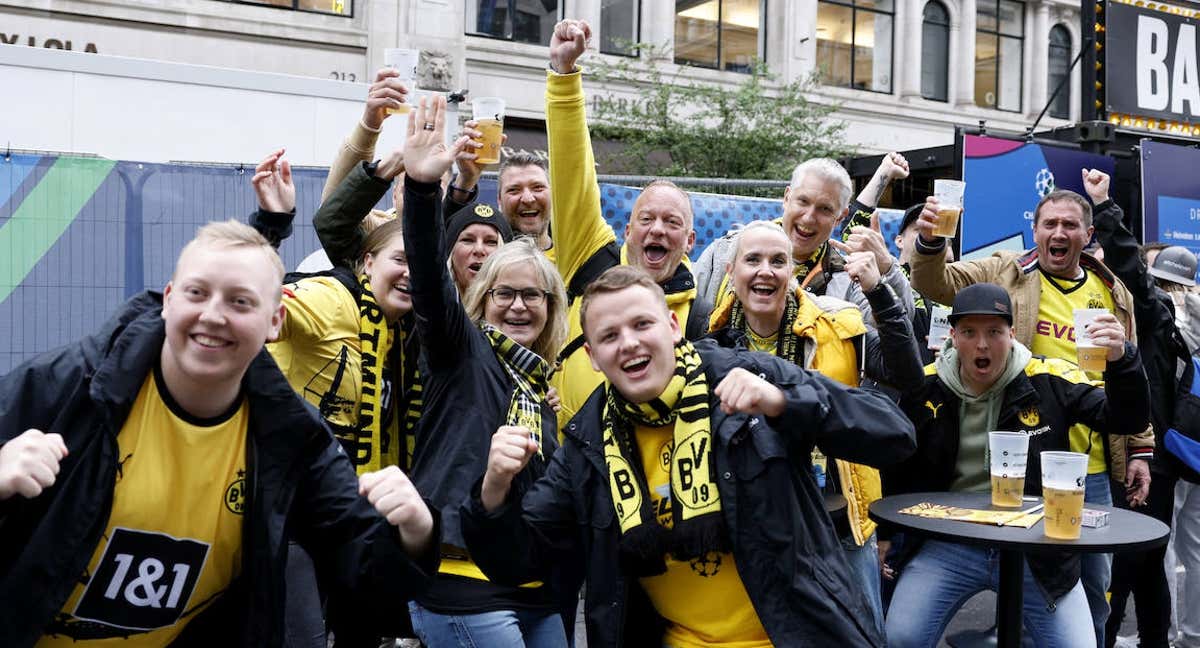 Aficionados del Borussia, cerca del estadio de Wembley./Reuters