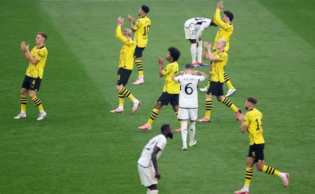 La invasión de los jugadores del Dortmund al campo del Madrid. REUTERS