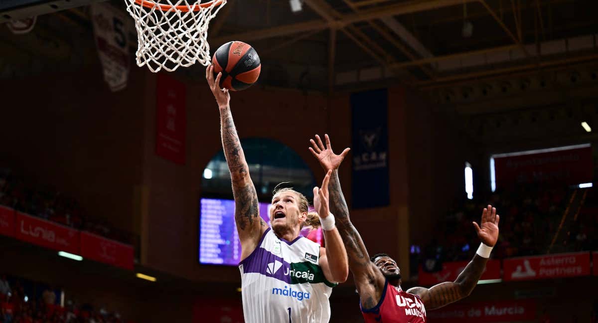 Dylan Osetkowski en una jugada del partido.