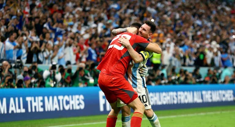 Emiliano Martínez y Messi se abrazan en la final.