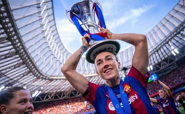 Lucy Bronze con la Champions en San Mamés.  FC BARCELONA