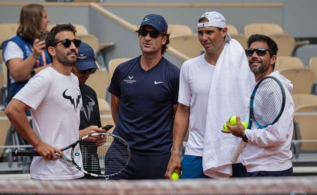 Rafael Nadal y Carlos Moyà, junto al resto de integrantes de su equipo técnico.  EFE/EPA/CHRISTOPHE PETIT TESSON