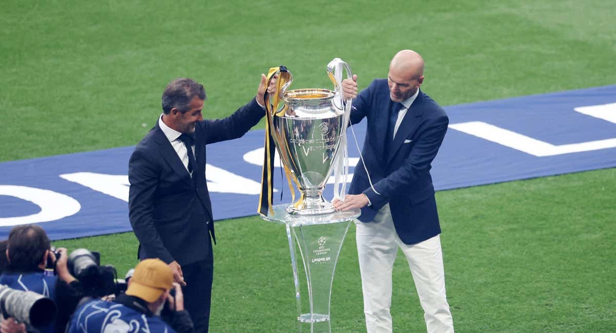 Zidane llevó el trofeo de la Champions junto a Riedle. /AFP