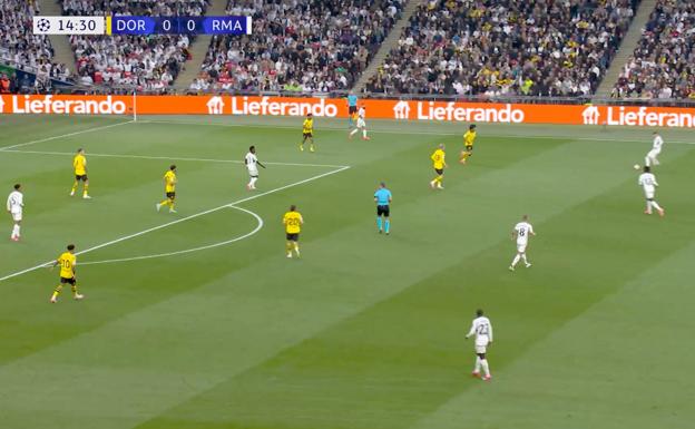 Valverde recibe y, de primeras, juega para verticalizar el juego.  WYSCOUT