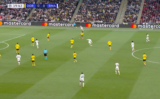 Fede Valverde recibe en la zona de interiores.  WYSCOUT