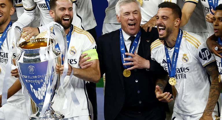 Nacho, Ancelotti y Joselu, instantes después de levantar la Decimoquinta.