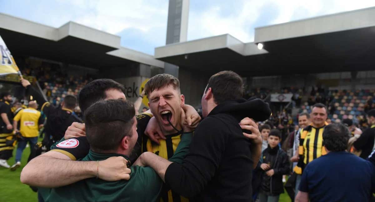 El Barakaldo celebra el ascenso a Primera RFEF./BARAKALDO