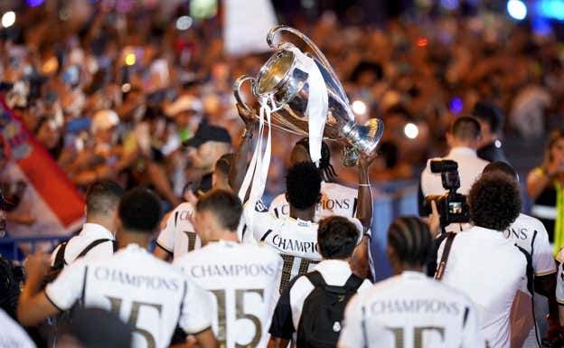 Los jugadores del Madrid, con la Champions.  EP