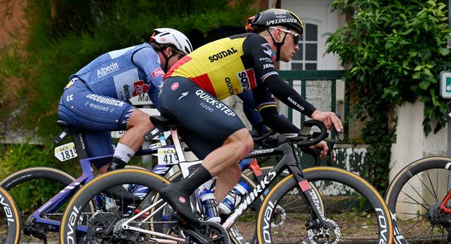Evenepoel regresa con una nueva bicicleta que le define: «Representa el calor cuando arde una bala»