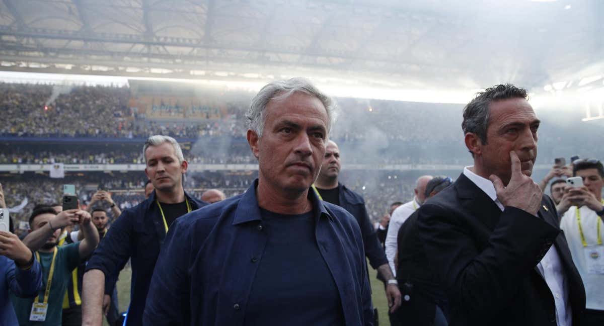 Mourinho recorre el estadio del Fenerbahçe./REUTERS