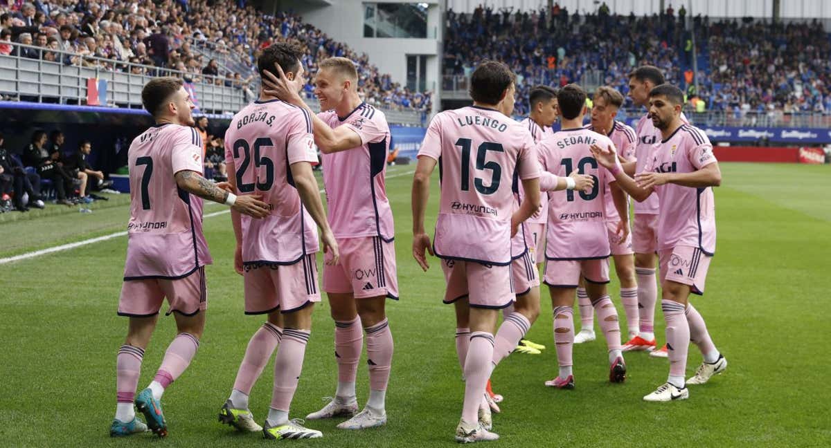 Los futbolistas del Oviedo celebran el primer gol del partido en Ipurua./EFE