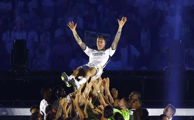 Kroos, manteado en el Bernabéu.  REUTERS