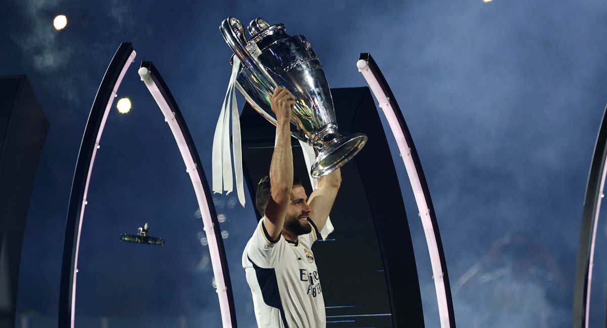 Nacho levanta la Decimoquinta en el Bernabéu./EFE/RODRIGO JIMÉNEZ