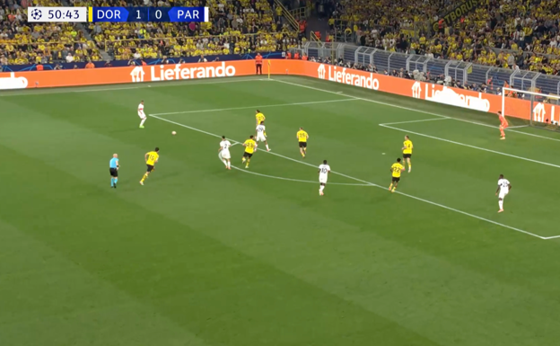 Mbappé recibe abierto en el pico del área.  WYSCOUT