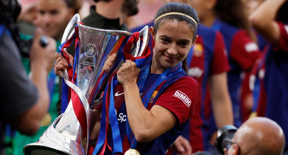 Aitana Bonmatí posando con el título de Champions. /REUTERS