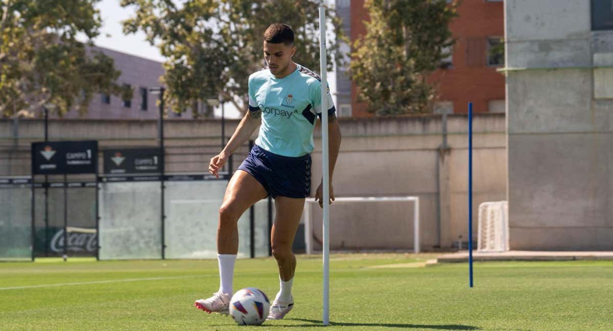 Marc Bartra, en un entrenamiento en la ciudad deportiva./RBB