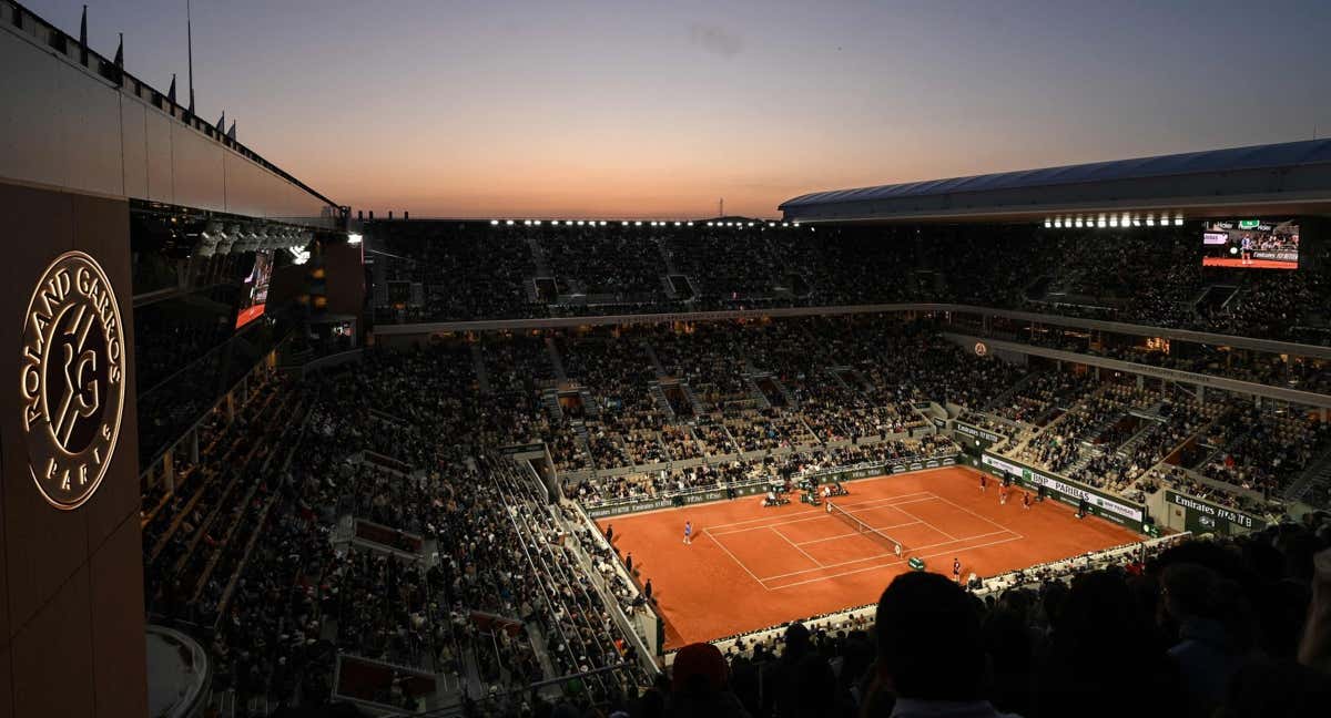 Vista del estadio Philippe Chatrier con la puesta de sol de fondo en París.