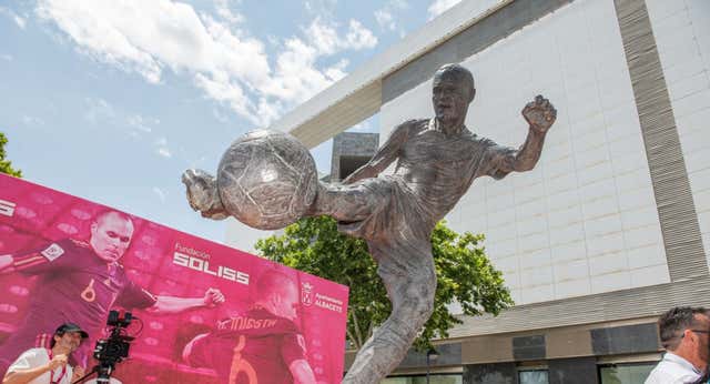 Andrés Iniesta, emocionado tras descubrirse en Albacete una escultura en su honor: “Me hace sentir muy orgulloso”