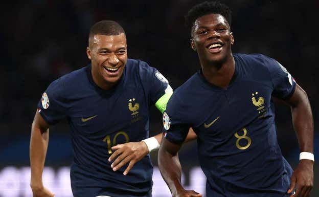 Mbappé y Tchouameni, con la selección francesa.