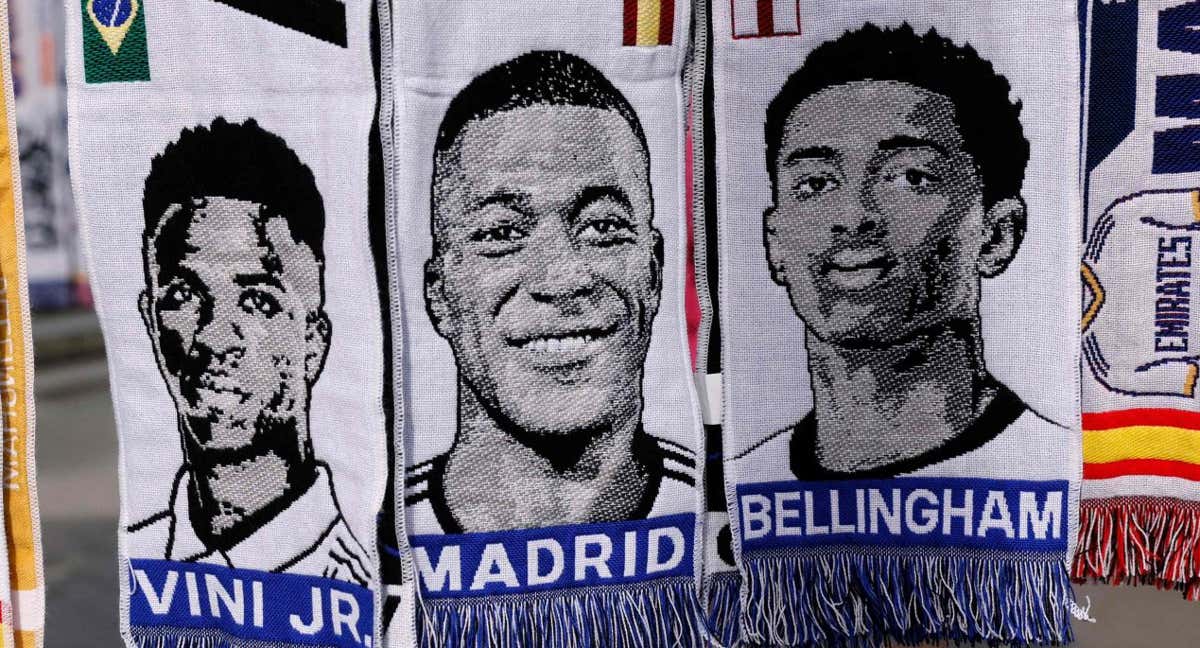 Bufandas del Real Madrid con Vinicius, Mbappé y Rodrygo.