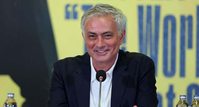 Mourinho flirtea con Güler en su presentación con el Fenerbahçe: “Si el Real Madrid le paga el 75% del salario, no diríamos que no”