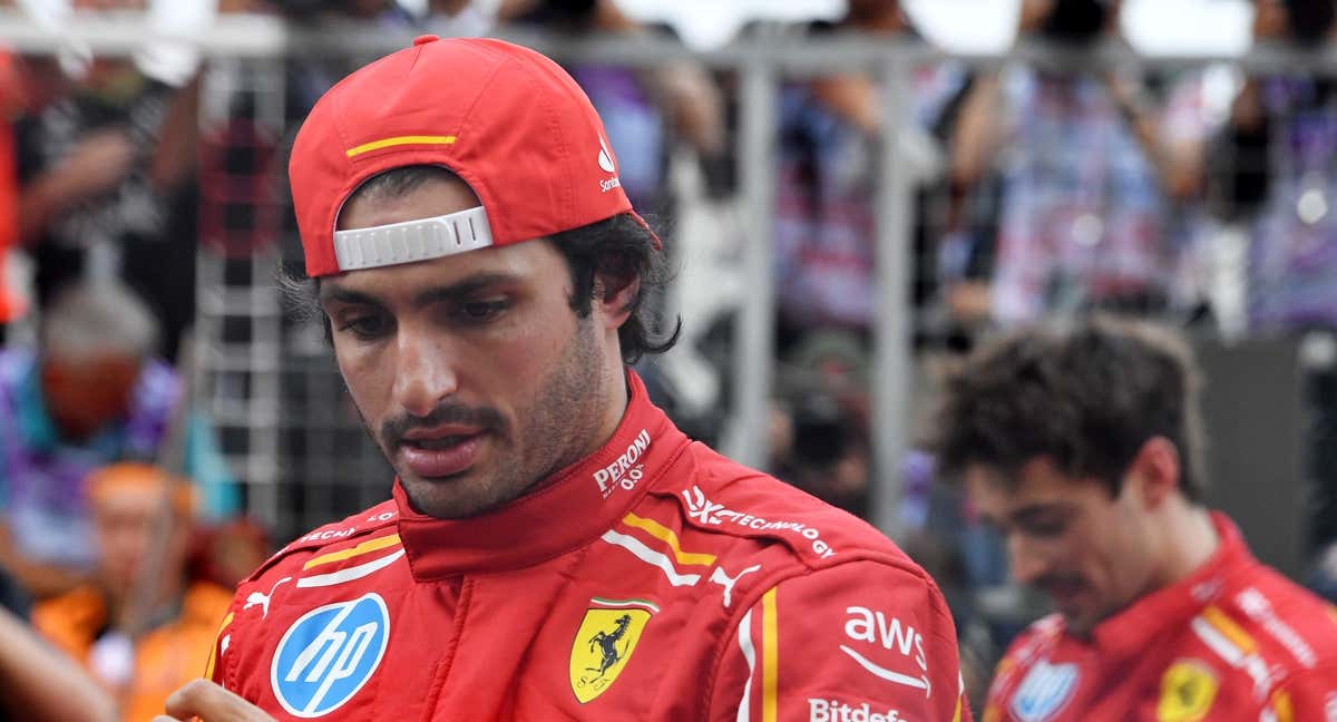 Carlos Sainz, antes de subir al podio de Mónaco. /REUTERS