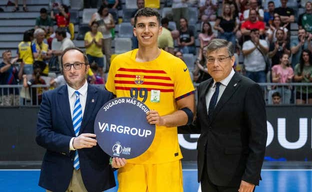 Javi Rodríguez, galardonado en los cuartos de Copa del Rey frente al Cangas.  VÍCTOR SALGADO / FC BARCELONA