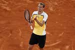 Zverev emula a Djokovic y tira de épica y remontada para acceder a cuartos en plena madrugada