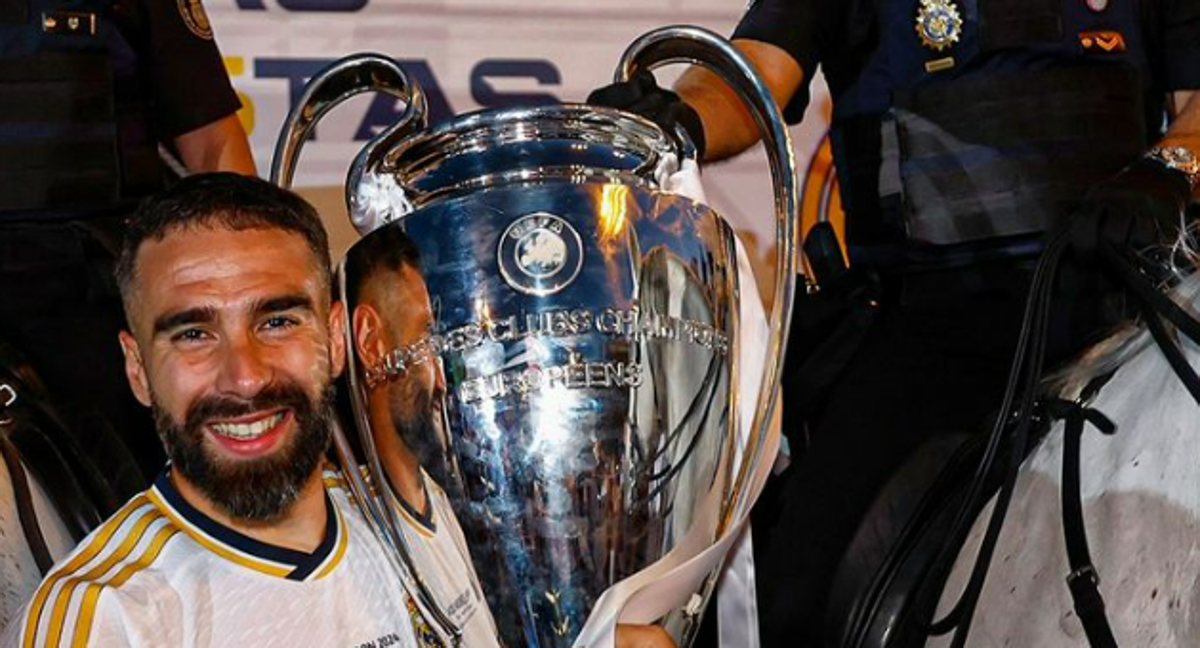 Dani Carvajal, con la Champions, posa junto a su padre, que escoltó el bus del Madrid en la celebración.