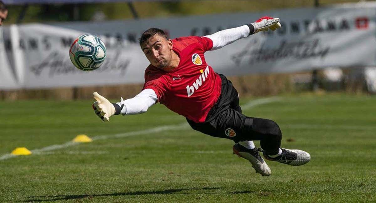 Cristian Rivero, durante un entrenamiento del Valencia. /EFE