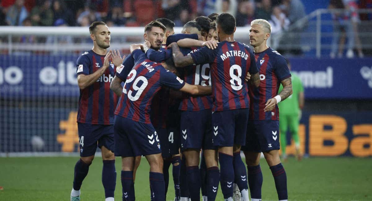 Jugadores del Eibar celebrando un gol ante el Oviedo. /EFE