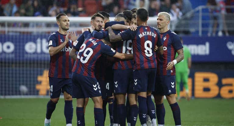 Jugadores del Eibar celebrando un gol ante el Oviedo.