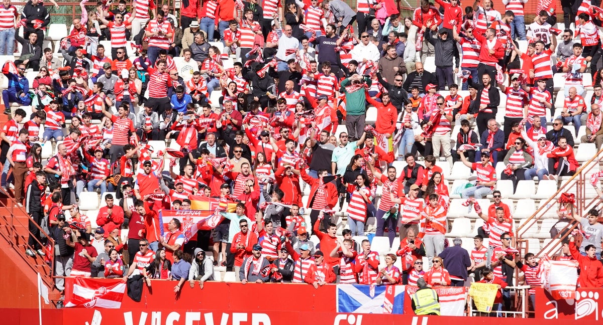 La afición del Granada, durante un partido.