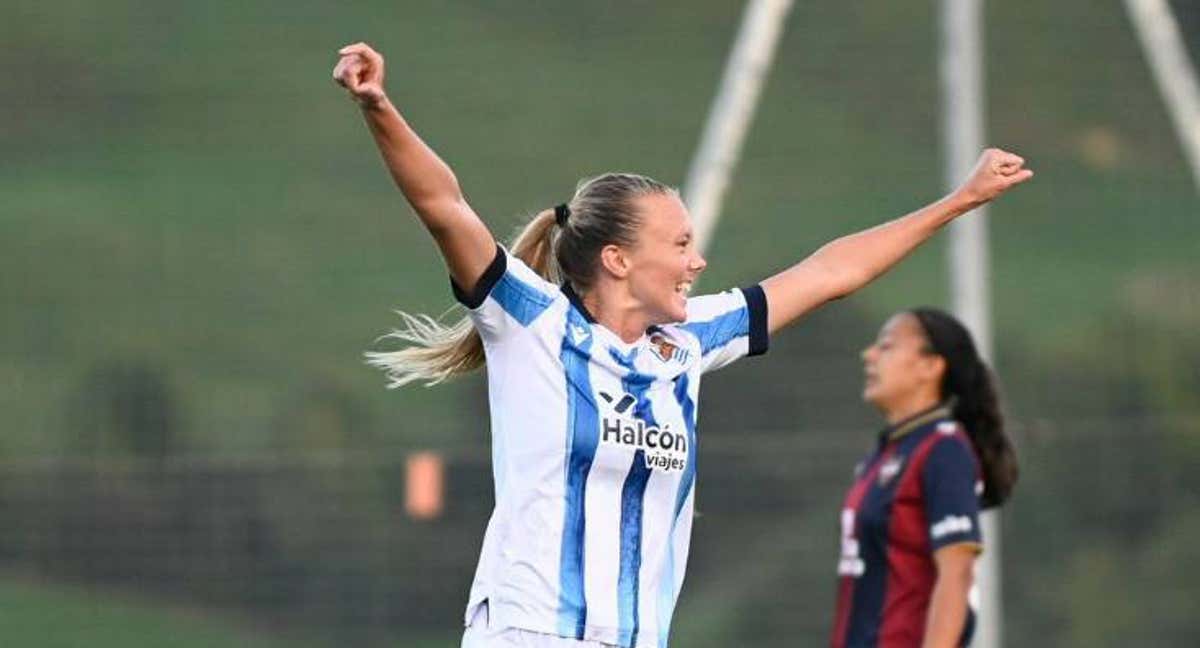 Jensen celebra un gol con la Real Sociedad.