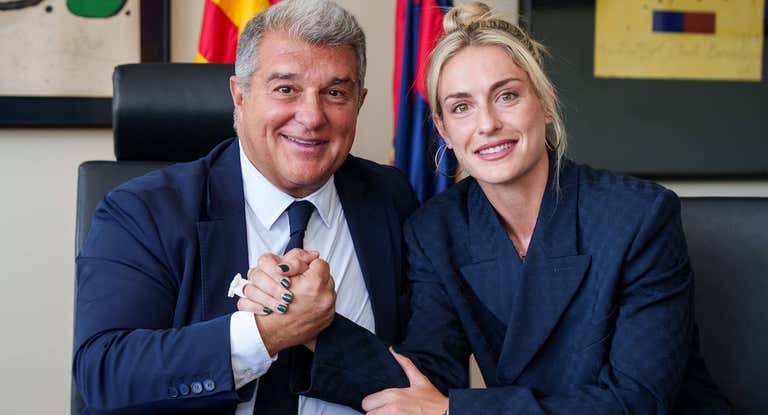 Joan Laporta, presidente del Barça, posa con Alexia Putellas, capitana azulgrana, tras la renovación de la jugadora.