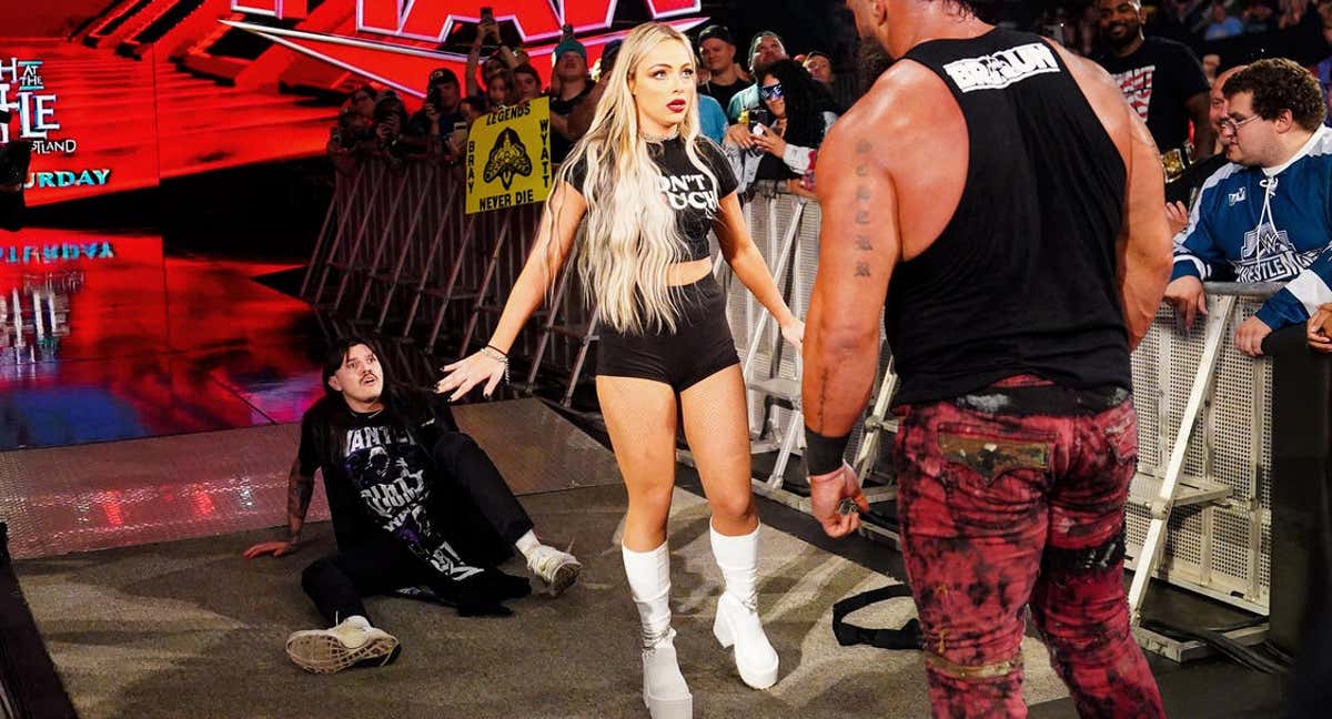 Liv Morgan defiende a Dominik Mysterio de Braun Strowman./WWE