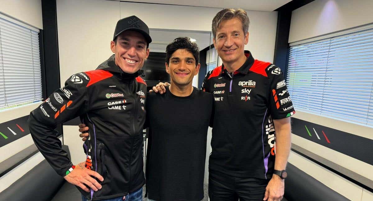 Aleix Espargaró, Jorge Martín y Massimo Rivola, CEO de Ducati.
