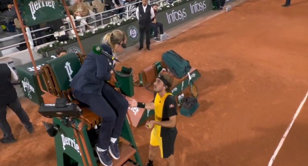 Stefanos Tsitsipas, quejándose ante la jueza de silla.