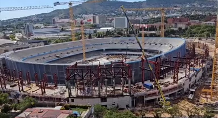 La suciedad de los excrementos de las palomas molesta a los vecinos de Les Corts. 🎥 @camp.nou.now