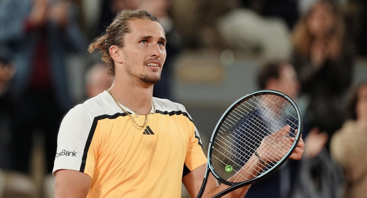 Zverev aplaude a la grada de la Phillippe Chatrier tras su victoria en cuartos de final.